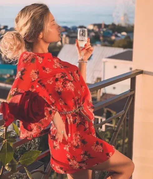 Manuela, 38
