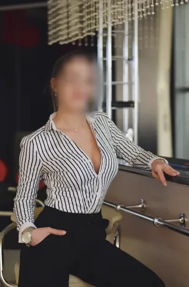 Mia, 32